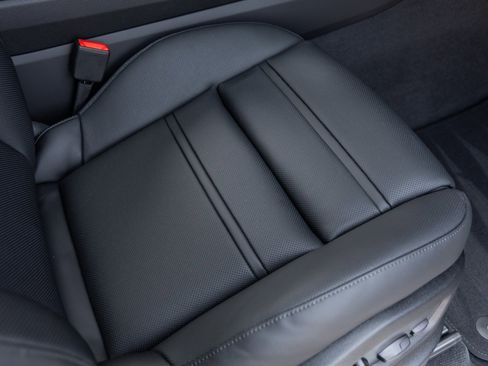 Certified 2025 Porsche Cayenne Coupe image 38