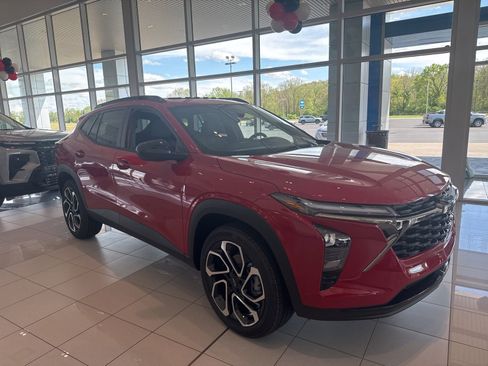 New 2026 Chevrolet Trax RS w/ Sunroof Package FWD image 3