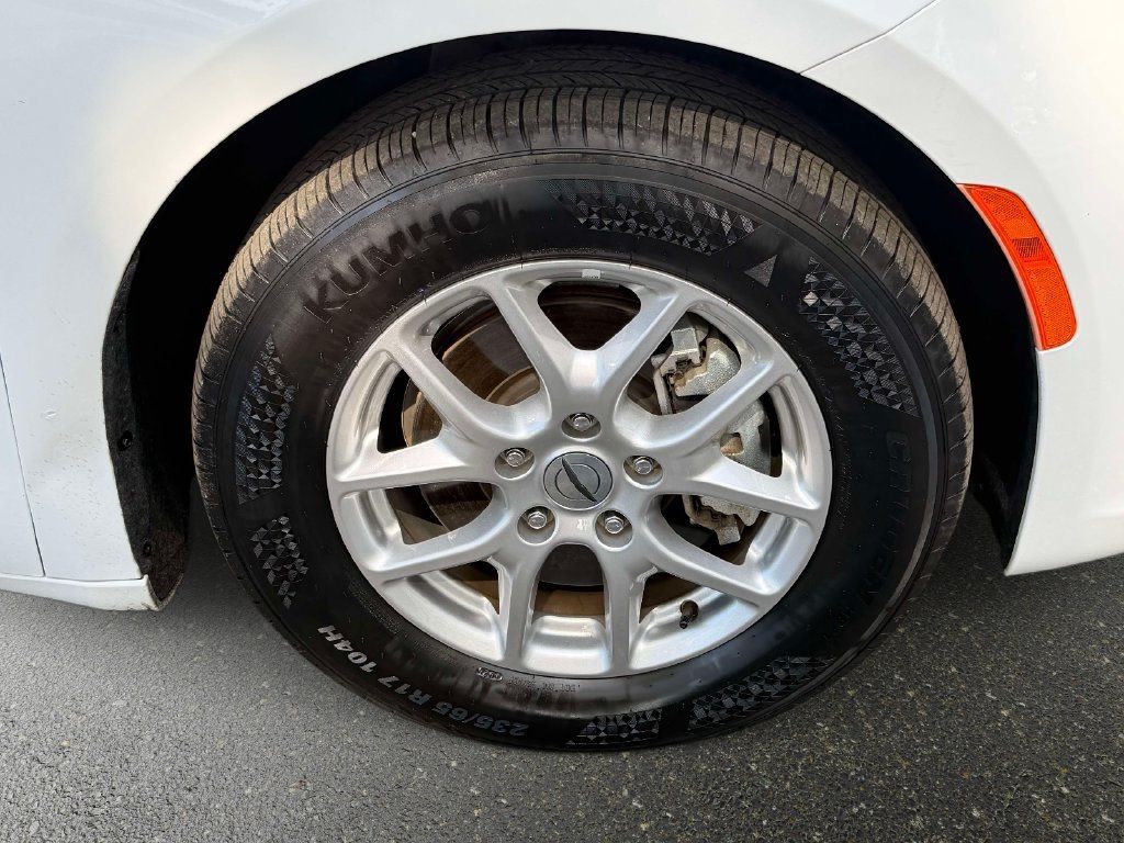 Used 2024 Chrysler Pacifica Touring-L FWD image 7