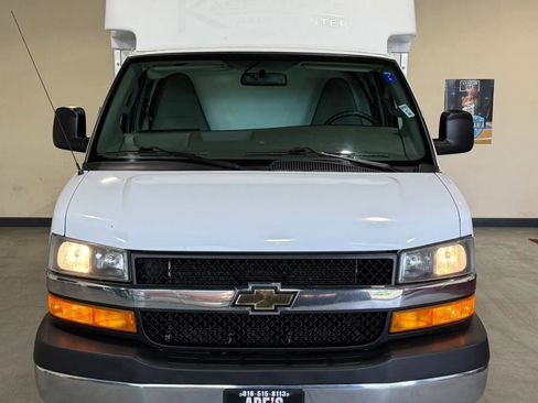 Used 2019 Chevrolet Express 3500 w/ Driver Convenience Package RWD image 2