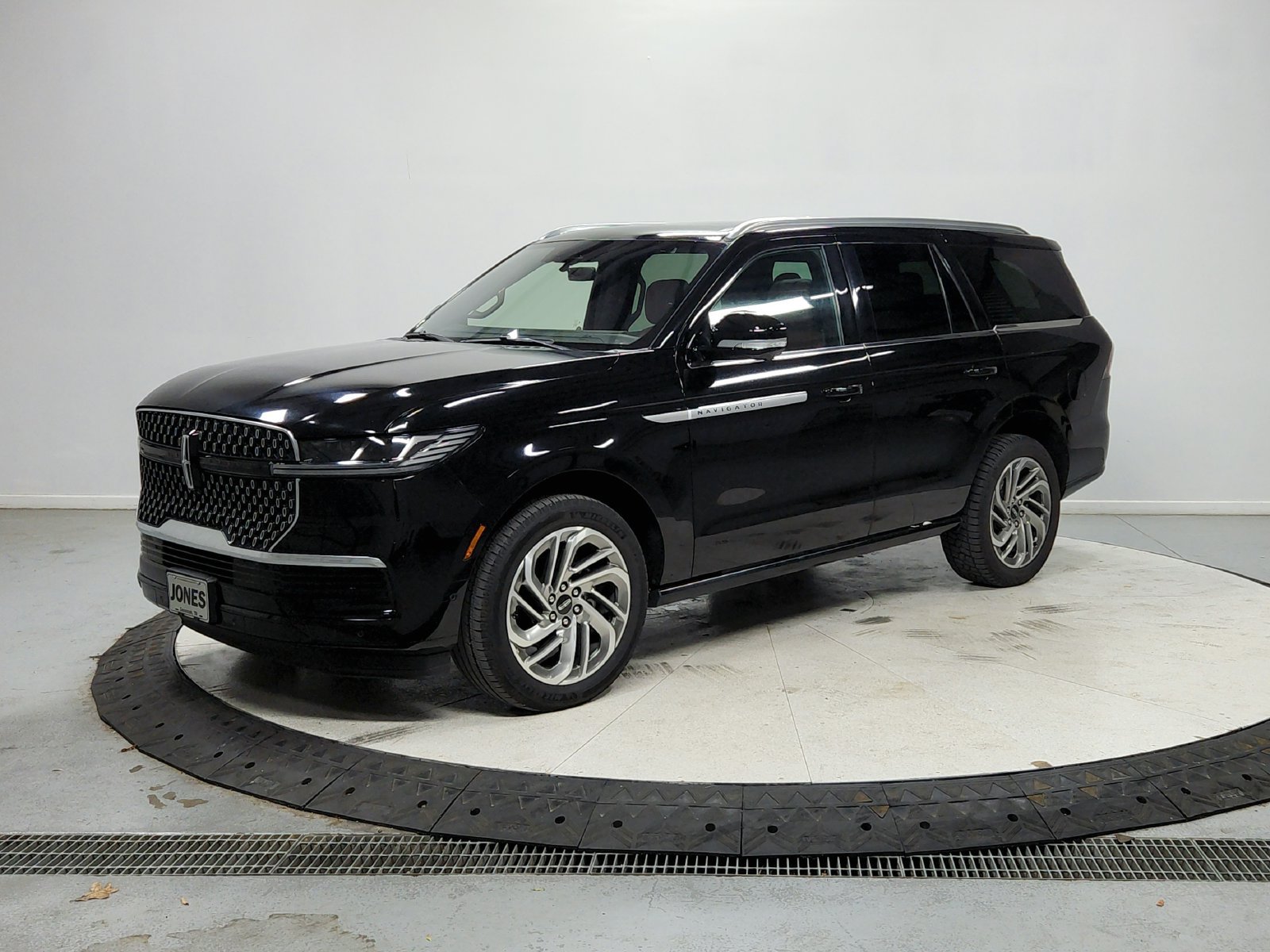 Used 2025 Lincoln Navigator Reserve AWD/4WD image 4