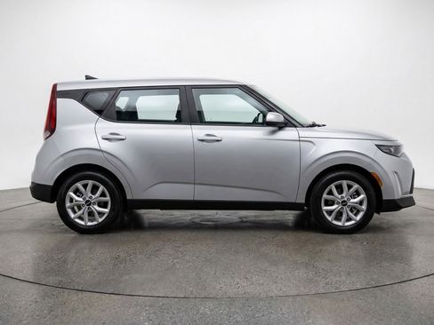 Used 2025 Kia Soul LX w/ LX Technology Package FWD image 11