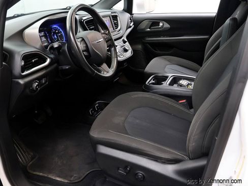 Used 2020 Chrysler Pacifica Touring w/ S Appearance Package FWD image 12