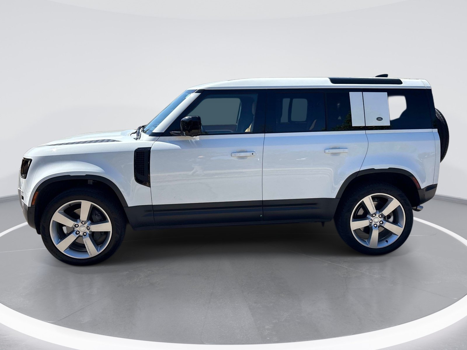 Used 2024 Land Rover Defender 110 SE AWD/4WD image 5