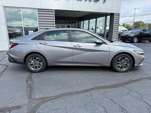 Used 2024 Hyundai Elantra SEL FWD image 5