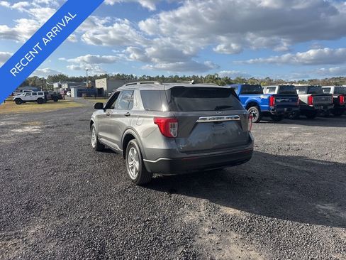 Used 2023 Ford Explorer XLT image 3