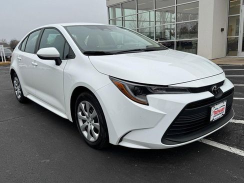 Used 2024 Toyota Corolla LE image 2