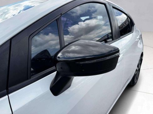 Used 2021 Nissan Versa SR image 13