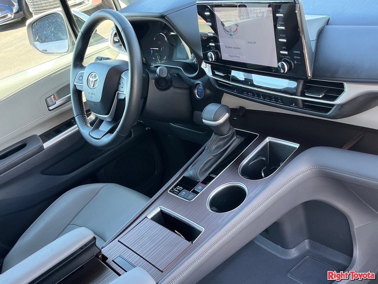 Certified 2024 Toyota Sienna XLE FWD image 13