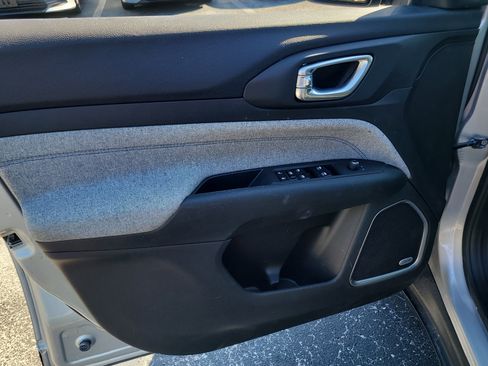 Used 2025 Jeep Compass Sport image 17