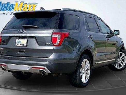 Used 2017 Ford Explorer XLT w/ Equipment Group 202A AWD/4WD image 9