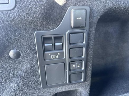 Used 2025 Land Rover Discovery S image 7