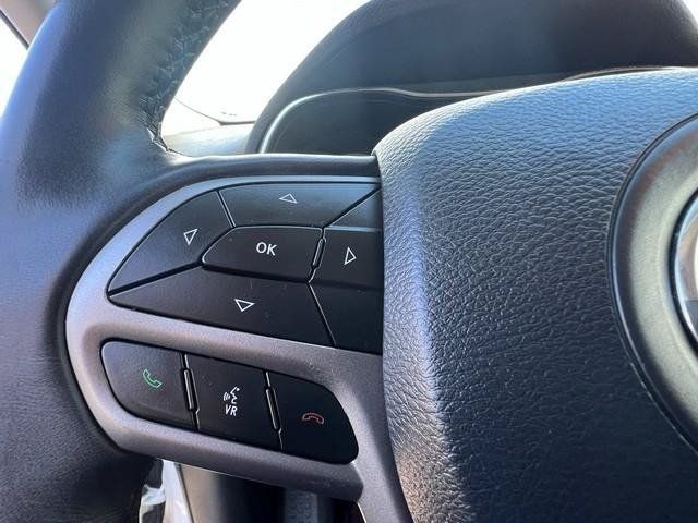 Used 2019 Jeep Cherokee Latitude Plus w/ Cold Weather Group AWD/4WD image 13
