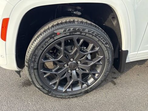 New 2026 Jeep Grand Cherokee Summit image 2