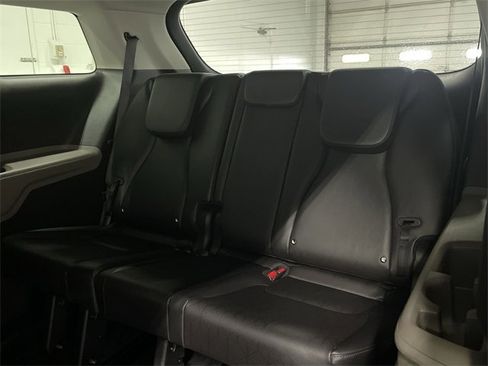 Used 2025 Kia Carnival image 16