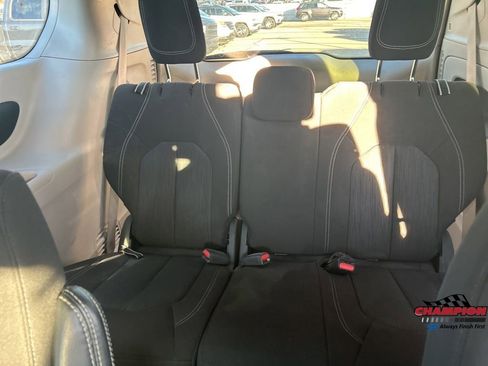 Used 2023 Chrysler Voyager LX image 12