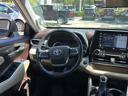 Used 2021 Toyota Highlander Limited FWD image 14