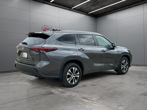 Used 2024 Toyota Highlander XLE AWD/4WD image 5