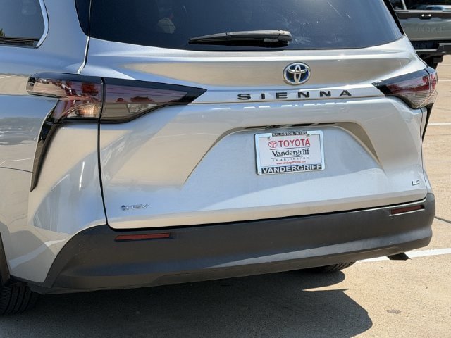 Used 2025 Toyota Sienna LE FWD image 6