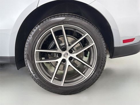 Certified 2026 Porsche Macan AWD/4WD image 12