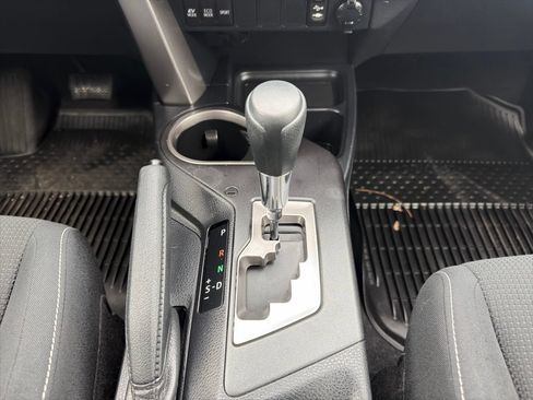 Used 2017 Toyota RAV4 XLE AWD/4WD image 3
