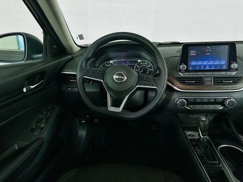 Used 2024 Nissan Altima 2.5 SV FWD image 28