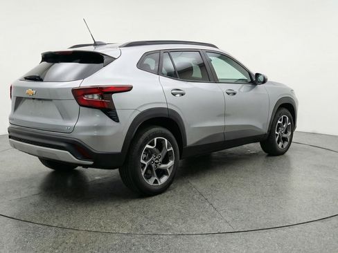 Used 2025 Chevrolet Trax LT FWD image 9