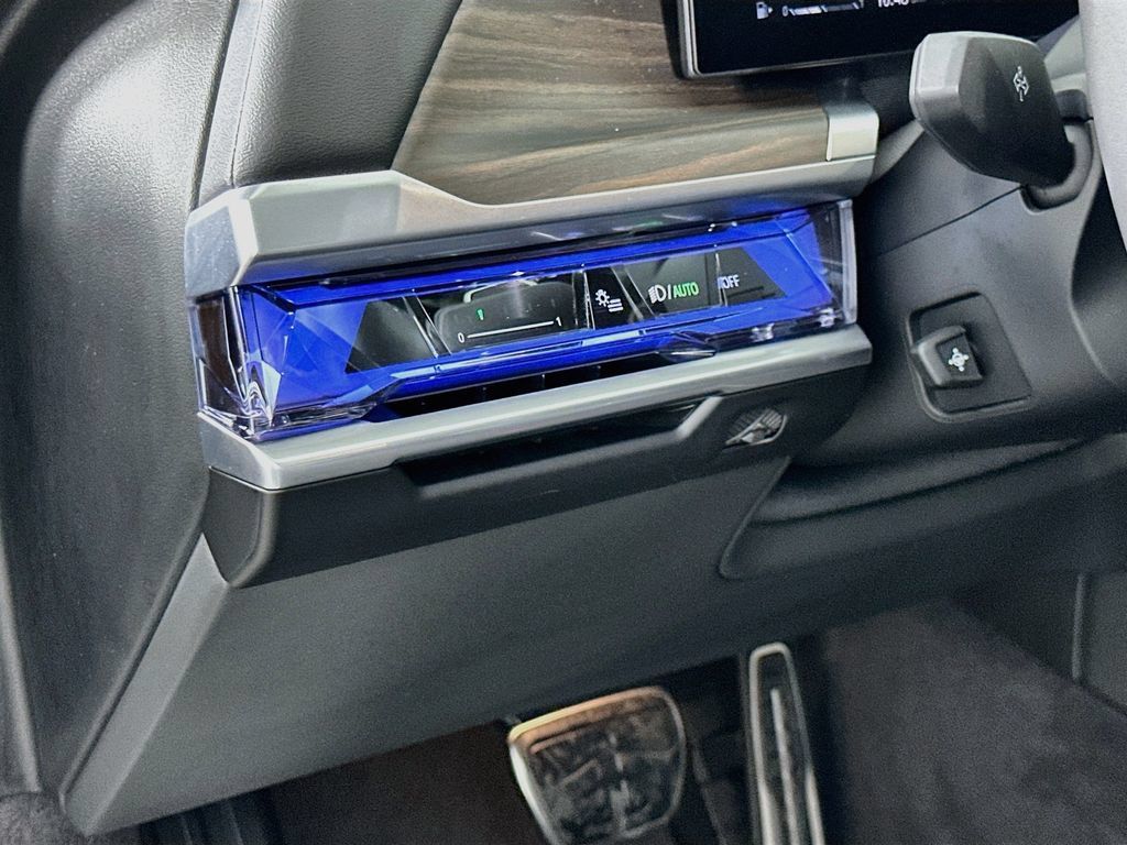 Certified 2025 BMW 740i w/ Premium Package RWD image 10