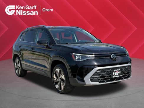 Used 2025 Volkswagen Taos SE AWD/4WD image 1