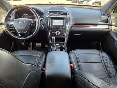 Used 2017 Ford Explorer Platinum image 12