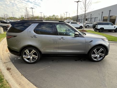 Used 2024 Land Rover Discovery Dynamic SE image 11