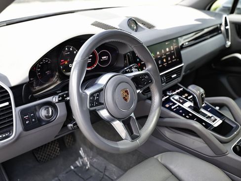 Used 2022 Porsche Cayenne Platinum Edition image 4