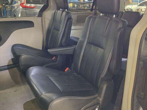 Used 2014 Chrysler Town & Country Touring-L w/ Trailer Tow Group FWD image 21