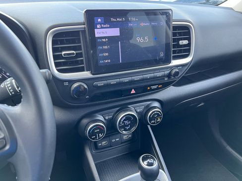 Used 2022 Hyundai Venue SEL image 18