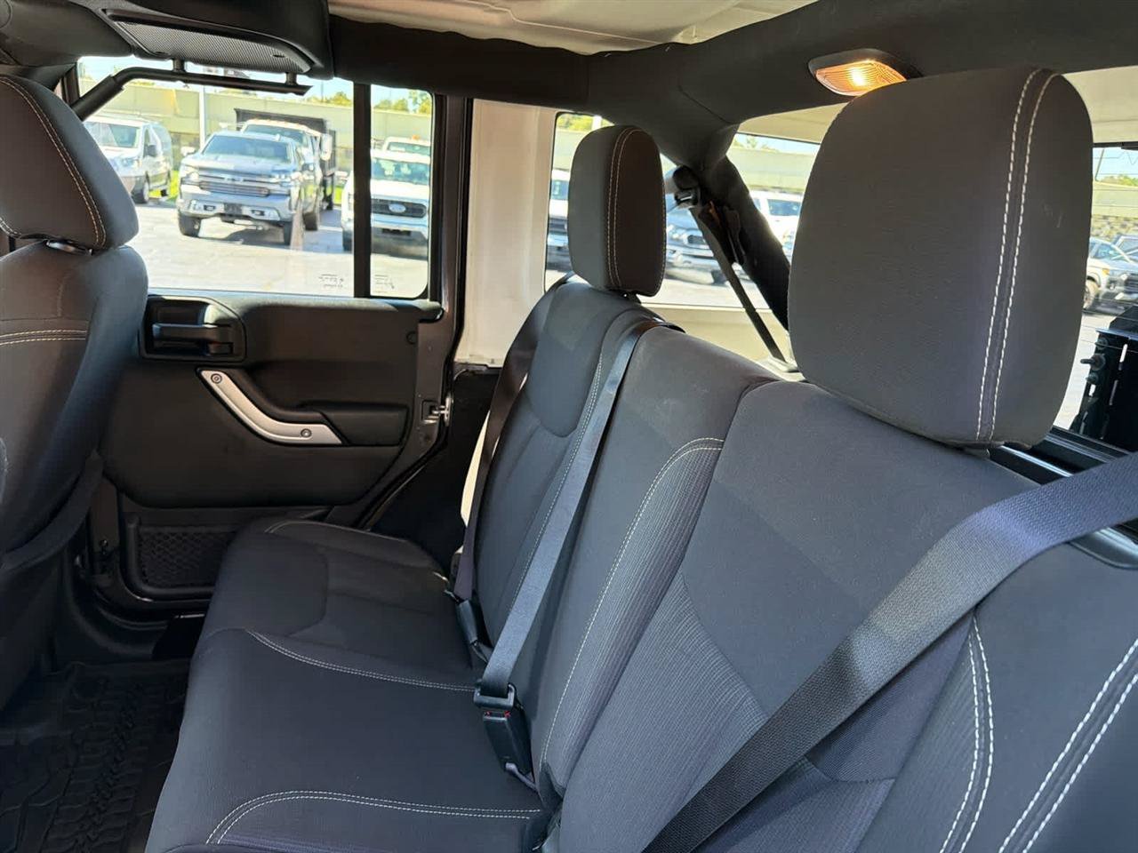 Used 2017 Jeep Wrangler Unlimited Sahara w/ Connectivity Group AWD/4WD image 14