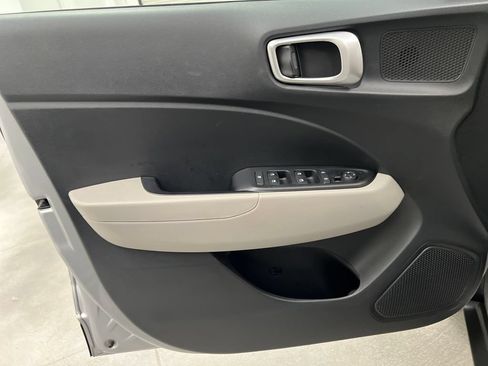 Used 2025 Hyundai Venue SEL FWD image 14