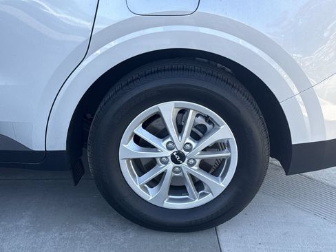 Used 2022 Kia Carnival LX FWD image 29