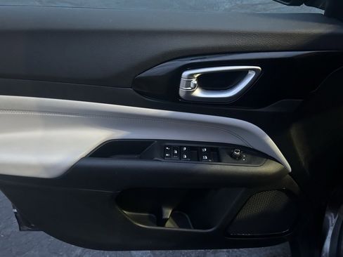 Used 2022 Jeep Compass Limited image 4