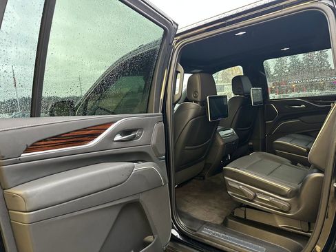 Used 2023 Cadillac Escalade ESV Premium Luxury AWD/4WD image 16