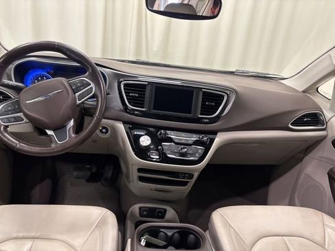 Used 2019 Chrysler Pacifica Touring-L FWD image 15
