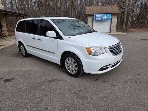 Used 2014 Chrysler Town & Country Touring w/ Driver Convenience Group FWD image 8