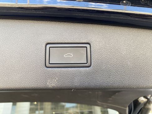 Used 2022 Volkswagen Tiguan SE w/ Panoramic Sunroof Package FWD image 16