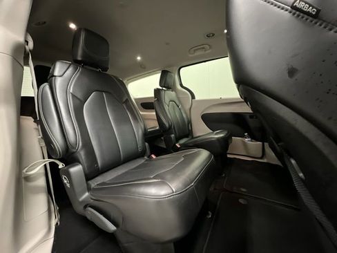 Used 2024 Chrysler Pacifica Touring-L image 25