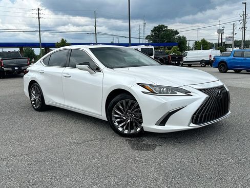Used 2024 Lexus ES 300h w/ Technology Package FWD image 2