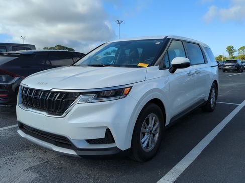 Used 2023 Kia Carnival LX image 3