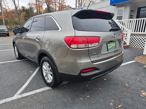Used 2017 Kia Sorento L image 4