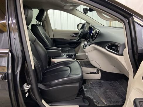 Used 2023 Chrysler Pacifica Touring-L FWD image 28