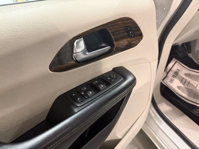 Used 2021 Chrysler Pacifica Limited AWD/4WD image 8