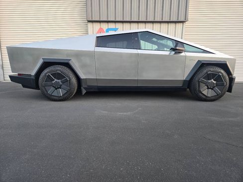 Used 2024 Tesla Cybertruck AWD Crew Cab image 10