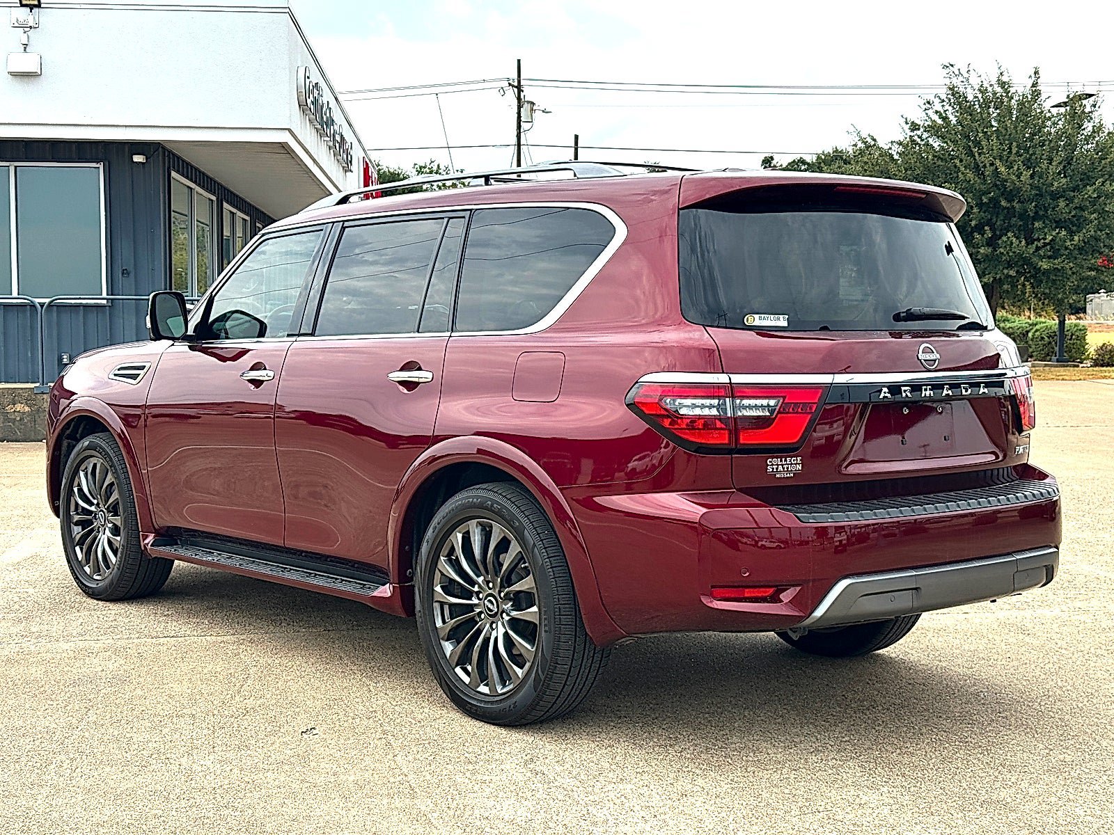 Used 2023 Nissan Armada Platinum w/ Captain's Chairs Package RWD image 6